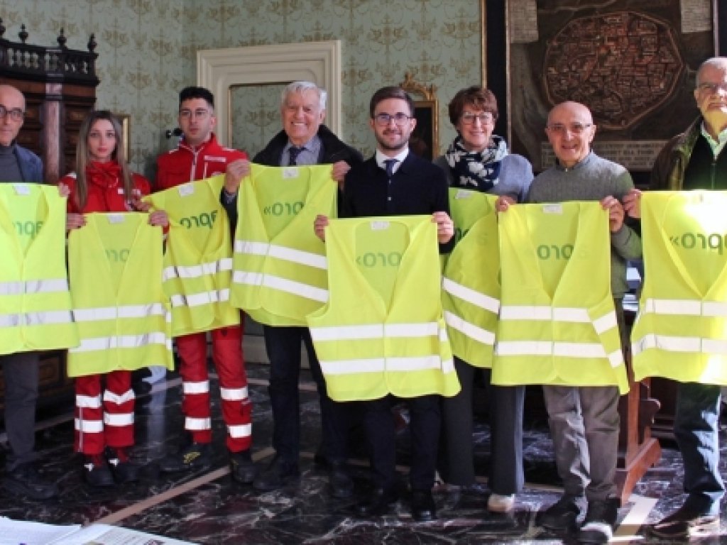 Alba: gilet catarifrangenti per la sicurezza stradale dei migranti